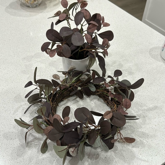 Small wreath and small plant - Picture 1 of 3